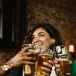 mulheres bebendo cerveja