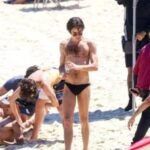 Jesuíta Barbosa filma cenas como Ney Matogrosso na praia