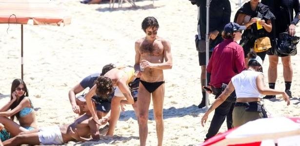 Jesuíta Barbosa filma cenas como Ney Matogrosso na praia