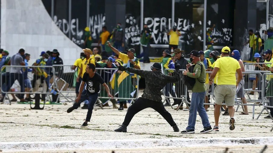 Vândalos invadem a praça dos Três Poderes e depredam os prédios